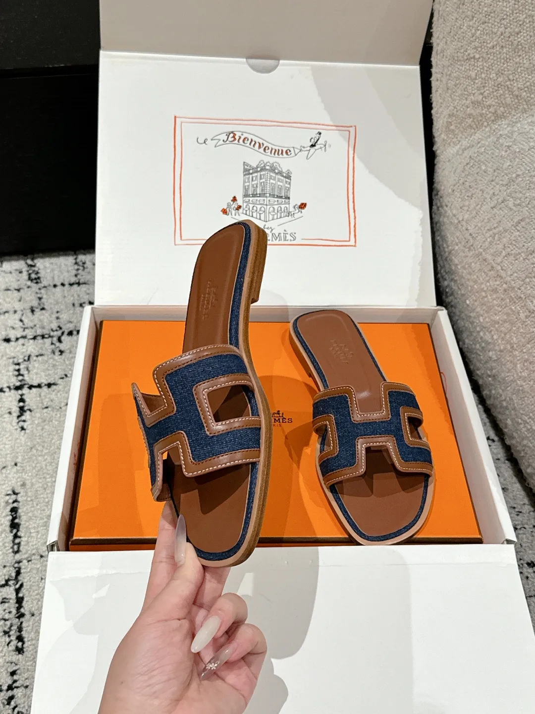 👟👟Ex-factory price 480👟👟 HERMES Hermès Oran series H classic slippers flat slippers 2025 spring and summer latest color matching family portrait ❤️ Original development Purchasing quality Integrated rhinestones, rivets, palm prints, graffiti, embroidery and other details make the simple H slippers new! Add more matching possibilities! The basic colors and this year’s hot new colors are all with your eyes closed. A must-have item for H fans in summer❤️Every color is beautiful ✔️Upper: cowhide/sheep/hot diamond/denim ✔️Foot: original sheepskin ✔️Sole: Italian A-grade double-layer leather outsole ✔️Size: #35-42 (40.41.42 custom-made, non-refundable)